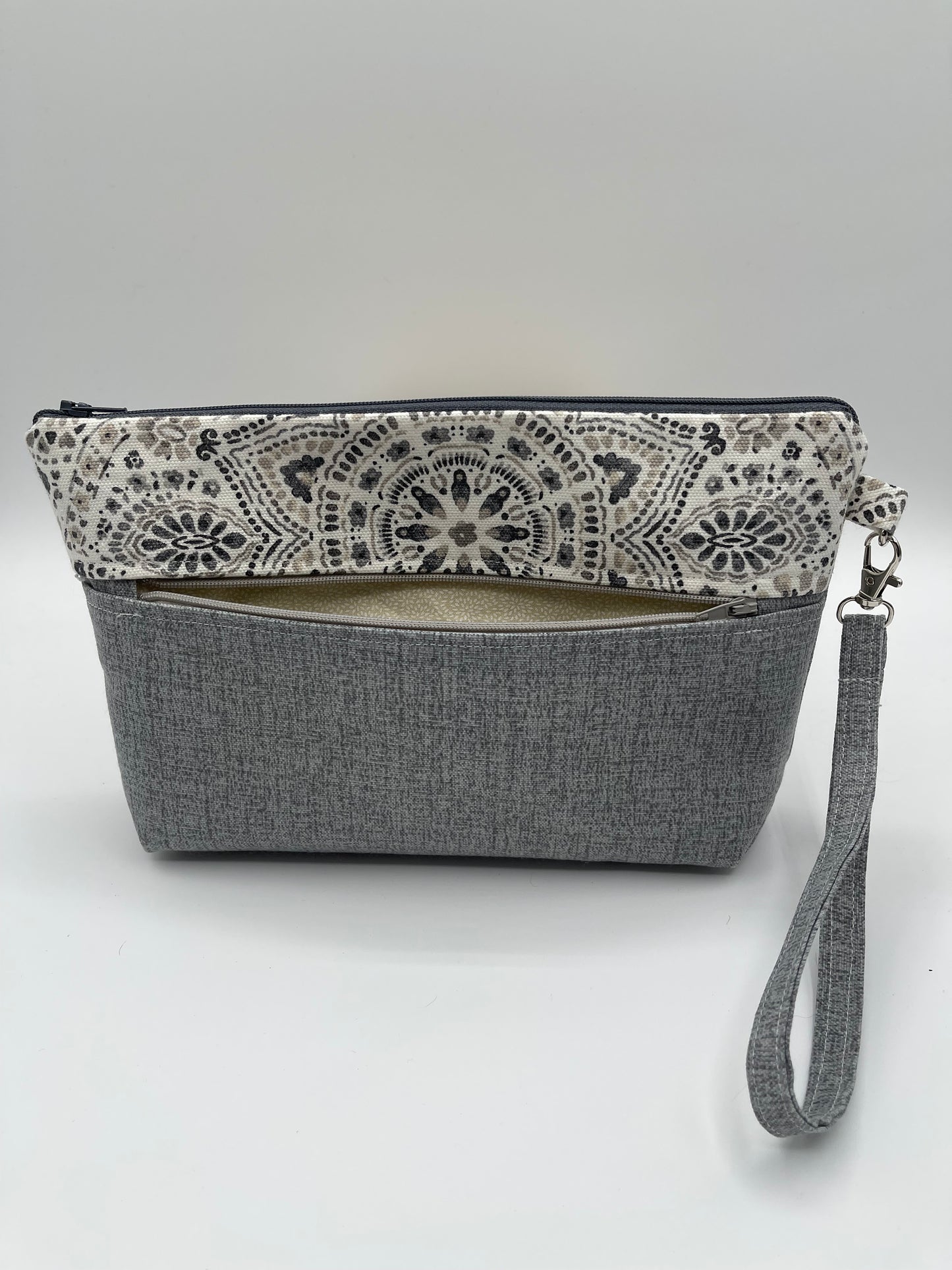 Clutchie - Gray with Accents
