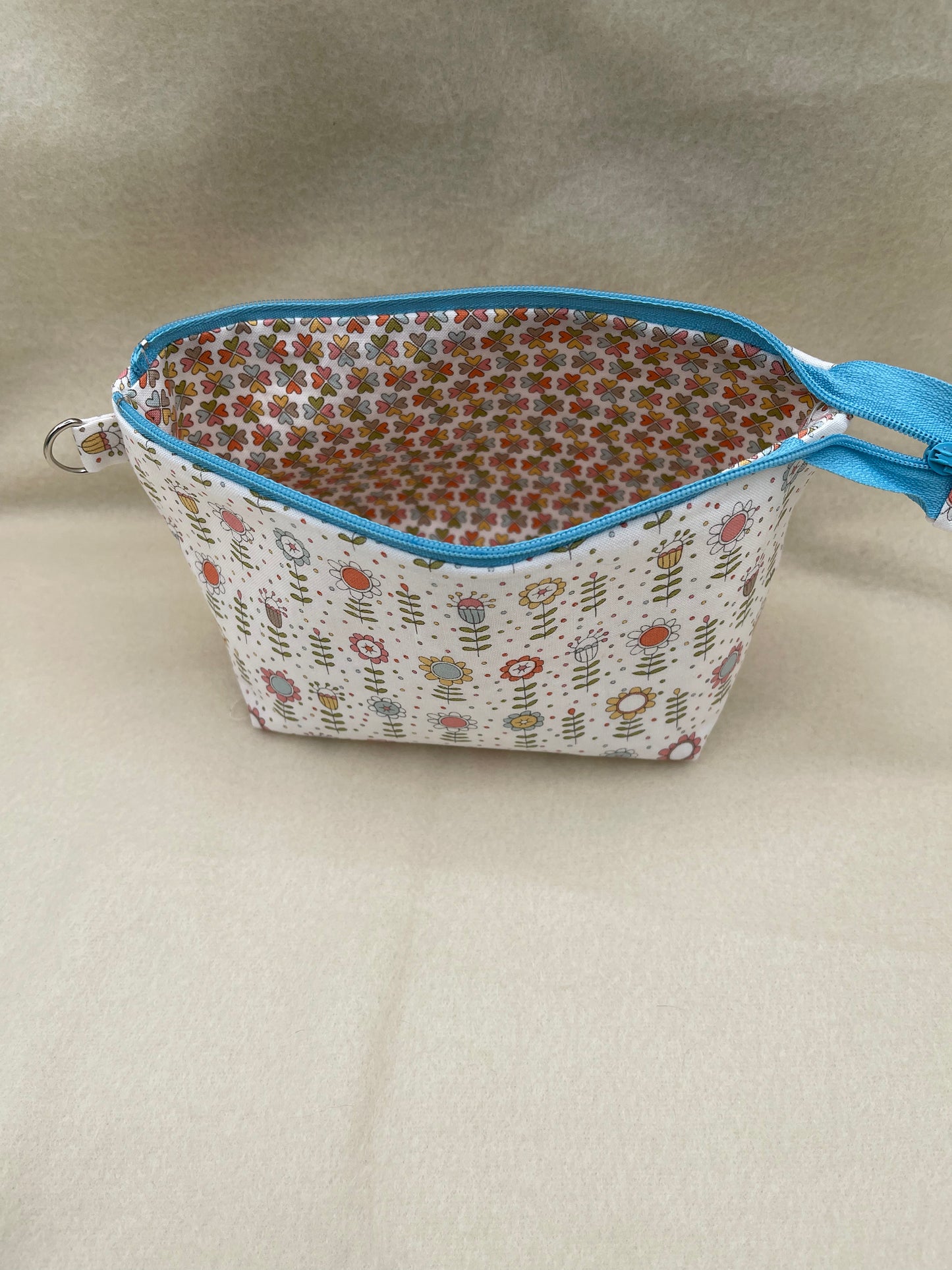 Zipper Bucket Bag - Tiny Flowers in a Row