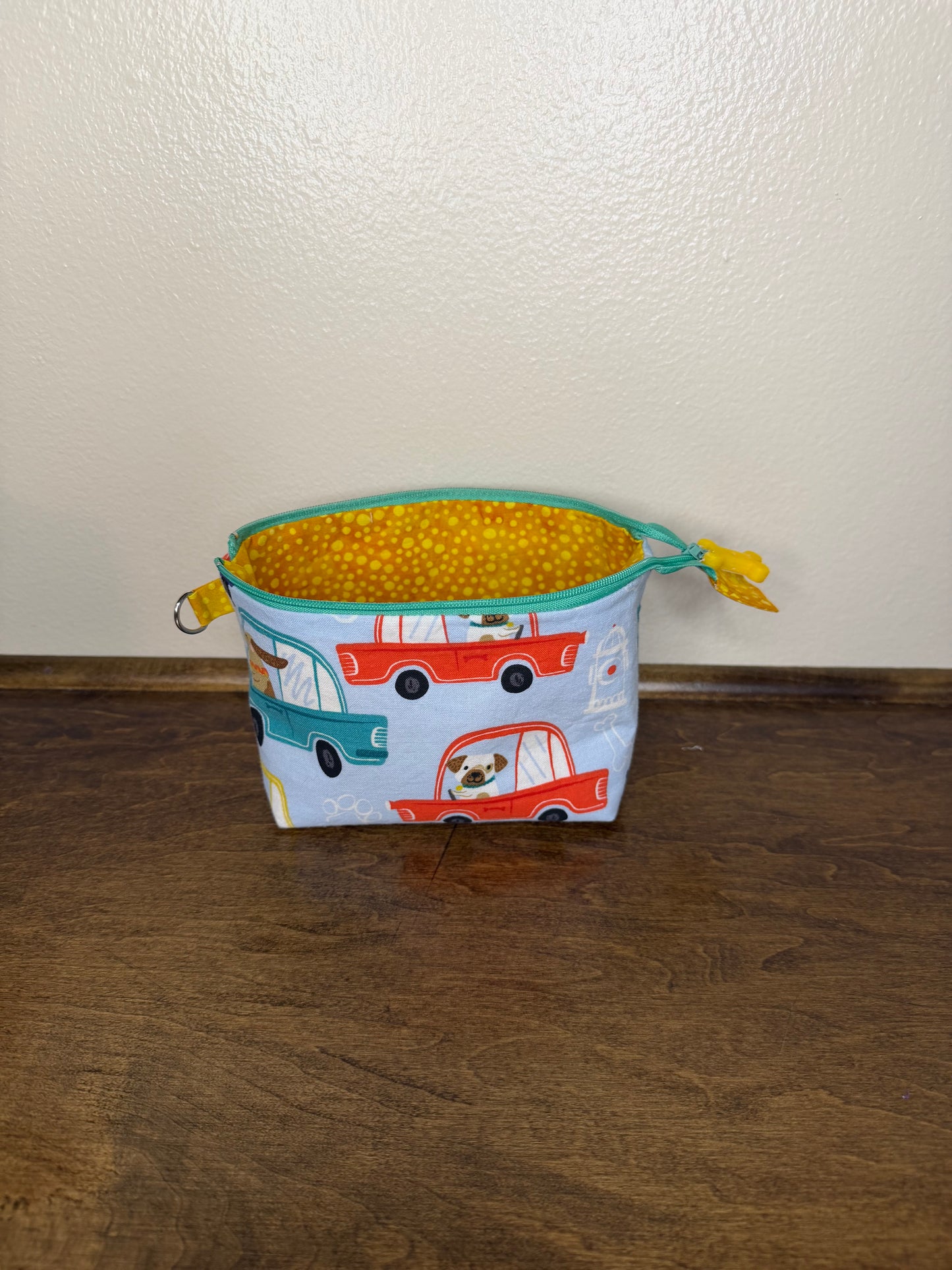 Zipper Bucket Bag - Dogs on Skateboards